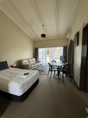 Fountain Court Motel